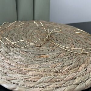 Elegant Gold Wire collar